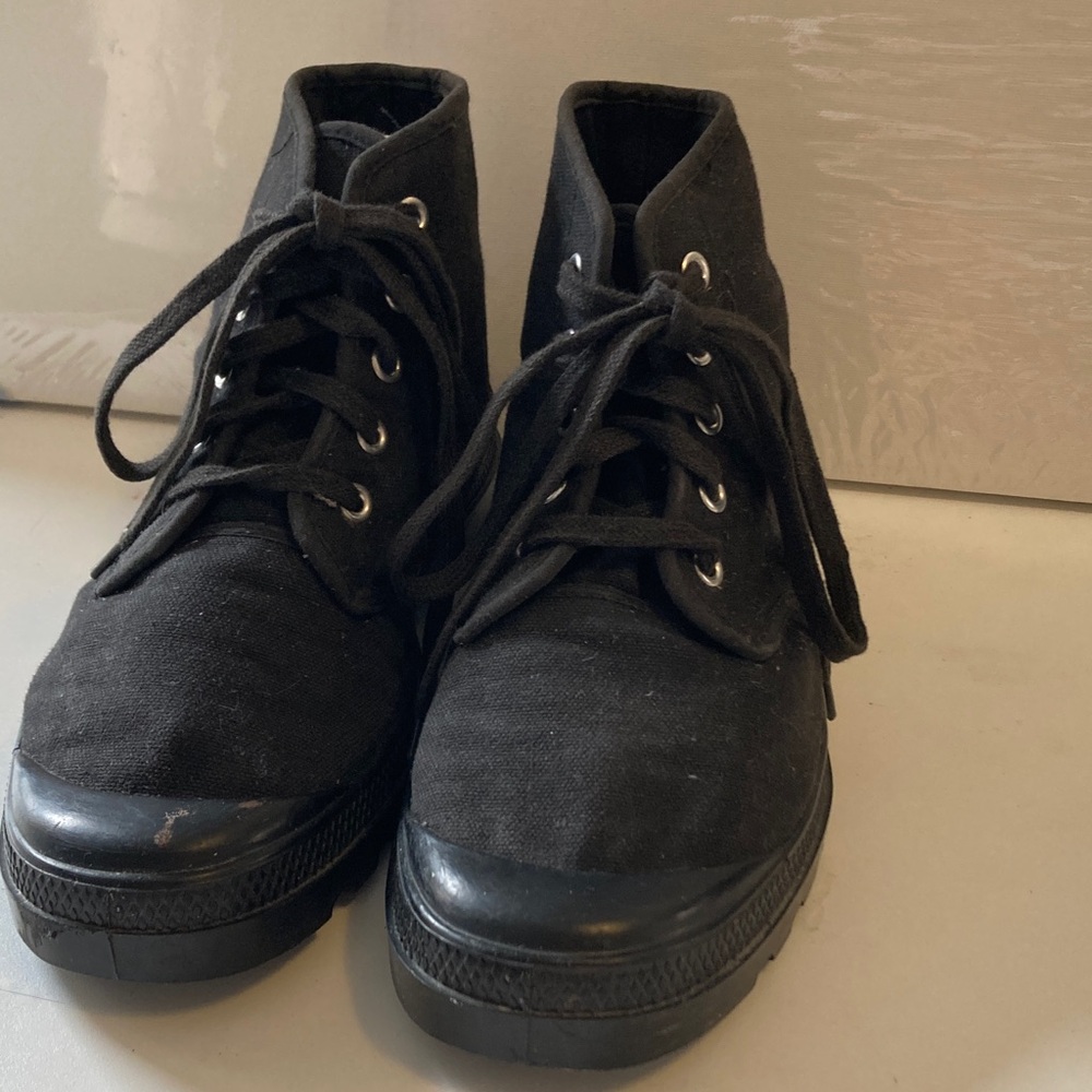 Vintage ESNY black canvas high tops. Lace up. Excellent condition.
